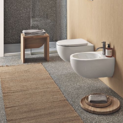 Sanitari sospesi vaso senza brida con coprivaso e bidet serie Selnova Premium Geberit